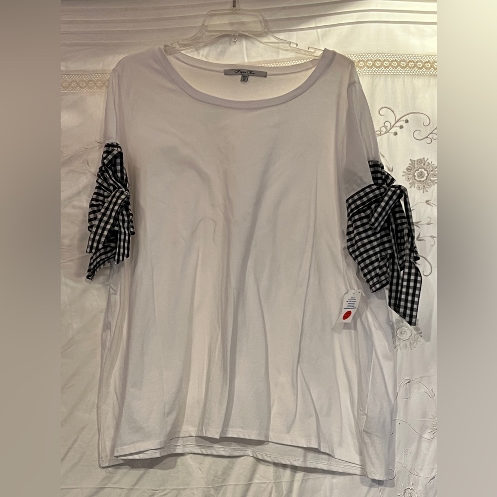 Gorgeous shirt by paper tee white with checkered sleeve that end in a bow new